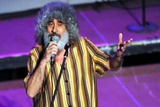 Συνελήφθη ο τραγουδιστής Γιάννης Γιοκαρίνης - Έπιασε από τον λαιμό και απείλησε τη σύζυγό του