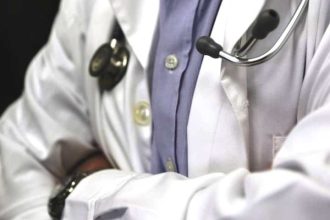 Καταδικάστηκε γιατρός που ζητούσε «φακελάκια» από ασθενείς στο «Θεαγένειο»