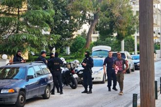 Νέο ΣΟΚ: Άνδρας αυτοκτόνησε στη Γλυφάδα - Χτυπούσε τη γυναίκα του και αυτοπυροβολήθηκε μόλις έγινε αντιληπτός από την ΕΛ.ΑΣ (ΦΩΤΟ)