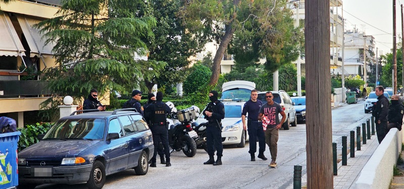 Νέο ΣΟΚ: Άνδρας αυτοκτόνησε στη Γλυφάδα - Χτυπούσε τη γυναίκα του και αυτοπυροβολήθηκε μόλις έγινε αντιληπτός από την ΕΛ.ΑΣ (ΦΩΤΟ)