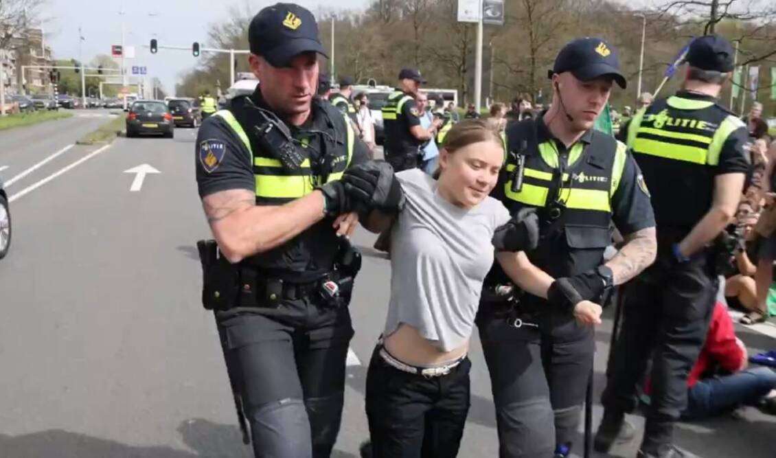 Χάγη: Συνελήφθη ξανά η Γκρέτα Τούνμπεργκ σε διαδήλωση κατά των ορυκτών καυσίμων