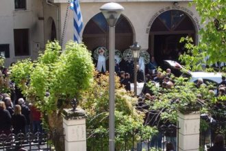 Θρήνος στα Γρεβενά: Το τελευταίο αντίο στον αστυνομικό που καταπλακώθηκε από κτίριο στο Πασαλιμάνι (βίντεο και φωτογραφίες)