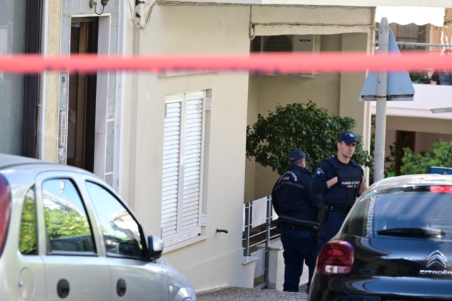 Ηλιούπολη: Σκότωσε τη μητέρα του και περιφερόταν για ώρες στο σπίτι πριν αυτοκτονήσει