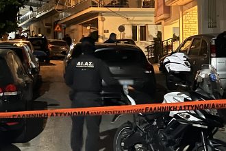 Ηλιούπολη: Μαρτυρίες για πυροβολισμούς και ύποπτες κινήσεις πριν το θάνατο μάνας και γιου – Μετέφεραν το πτώμα του 30χρονου