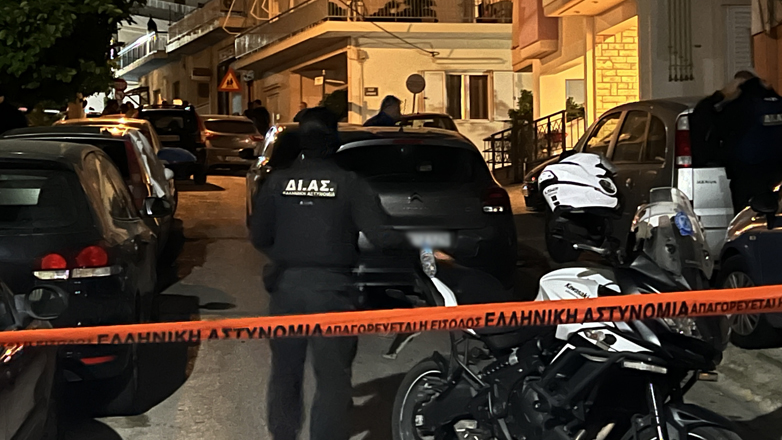 Ηλιούπολη: Μαρτυρίες για πυροβολισμούς και ύποπτες κινήσεις πριν το θάνατο μάνας και γιου – Μετέφεραν το πτώμα του 30χρονου