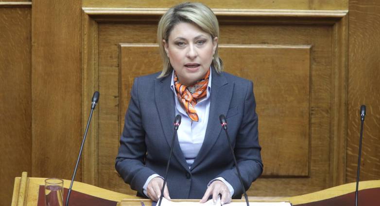 Πάτρα: Νέα στοχοποίηση για τα ομόφυλα ζευγάρια - Ιερέας επιτέθηκε λεκτικά με αφορισμούς και κατάρες στην υφυπουργό Μεταφορών, Χριστίνα Αλεξοπούλου