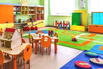 Εισαγγελική έρευνα για τις δύο βρεφονηπιοκόμους που έκλειναν τα παιδιά σε αποθήκη - Ανάστατοι οι γονείς