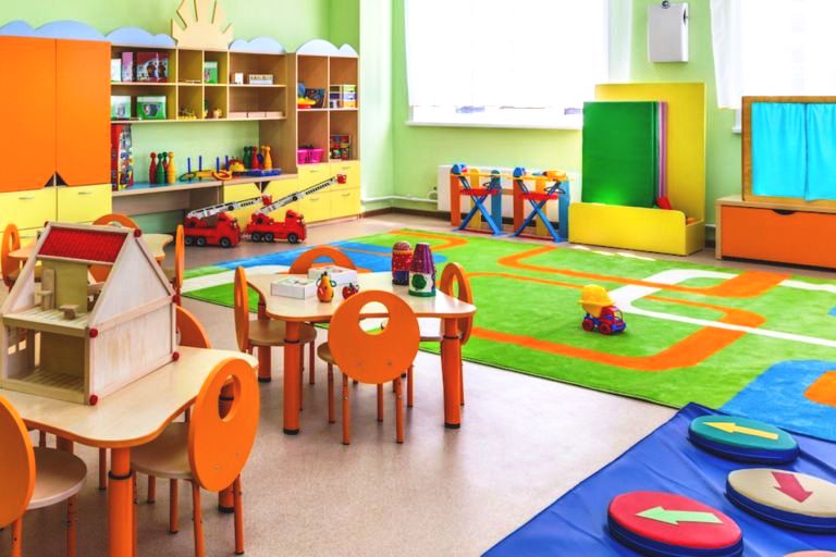 Εισαγγελική έρευνα για τις δύο βρεφονηπιοκόμους που έκλειναν τα παιδιά σε αποθήκη - Ανάστατοι οι γονείς