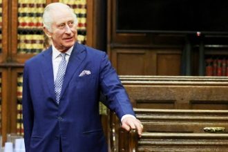 Επιστρέφει στα δημόσια καθήκοντά του ο βασιλιάς Κάρολος