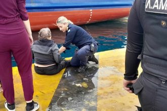 Γυναίκα έπεσε στη θάλασσα πριν την αναχώρηση του Blue Star Naxos από το λιμάνι του Πειραιά - Την έσωσαν λιμενικοί (ΒΙΝΤΕΟ)