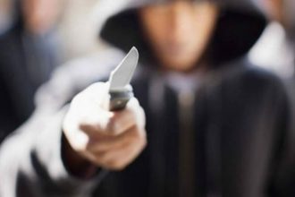 Αιματηρή συμπλοκή μεταξύ δύο 15χρονων – Καυγάδισαν για μπουφάν, ο ένας έβγαλε μαχαίρι