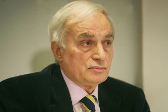 Αποσωληνώθηκε μετά από 45 ημέρες ο Μανώλης Μαυρομμάτης