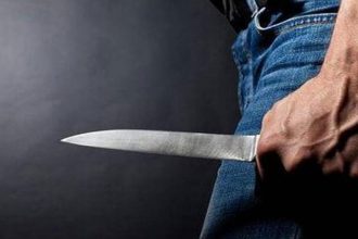 Απείλησε τη γυναίκα του με κουζινομάχαιρο για… ένα ταψί γεμιστά