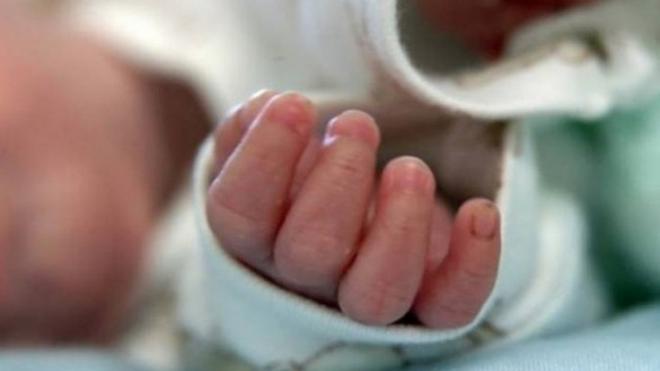 Ανατροπή με το νεκρό βρέφος στη Κω, πνίγηκε από τροφή - Παλαιότερα τα τραύματα