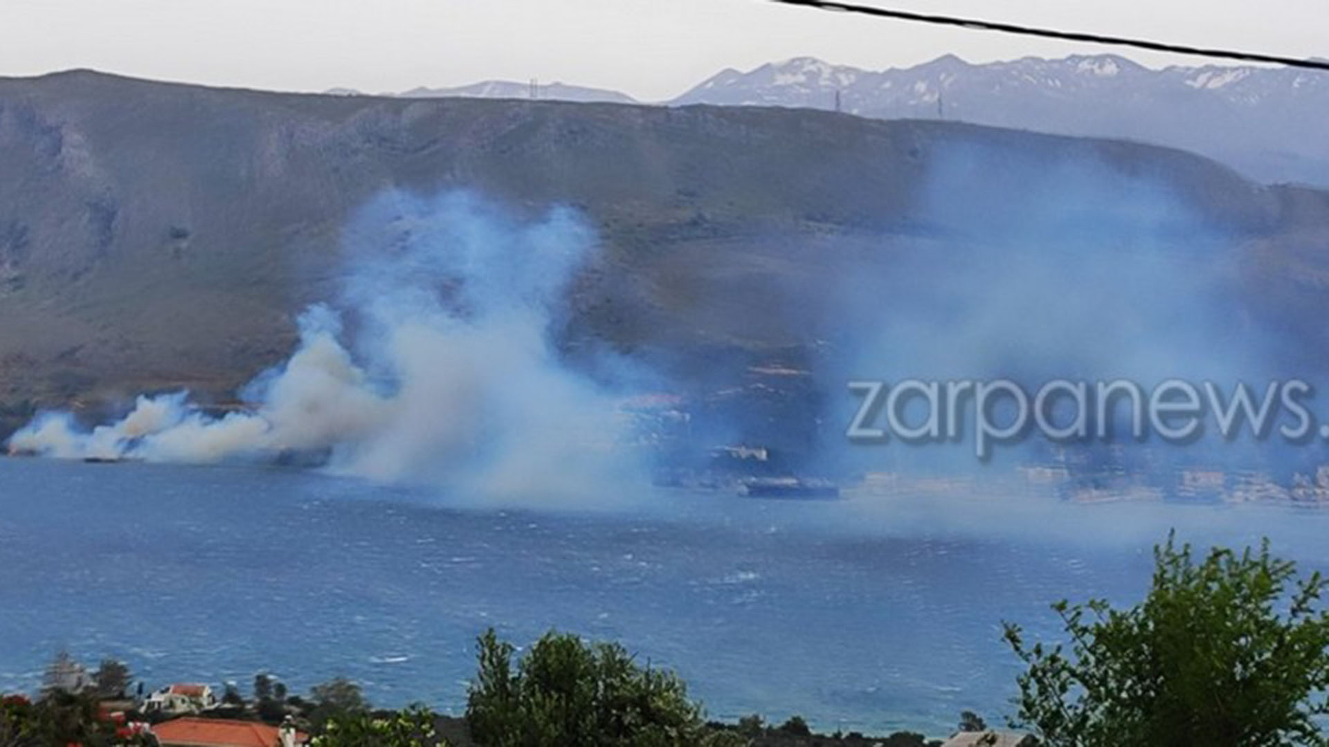 Σούδα: Μεγάλη φωτιά κοντά στον Ναύσταθμο - Πνέουν άνεμοι 9 μποφόρ - «112» για εκκένωση του οικισμού