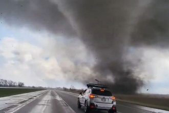 Πάνω από 70 ανεμοστρόβιλοι «χτύπησαν» πολιτείες των ΗΠΑ