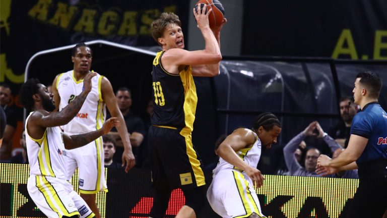 Μπάσκετ: Νίκη-θρίλερ για την ΑΕΚ, 88-85 το Μαρούσι