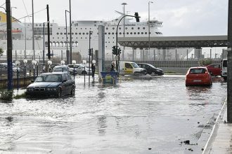Καιρός: «Πολικός αεροχείμαρρος» φέρνει σφοδρές καταιγίδες, ακόμη και χιόνια