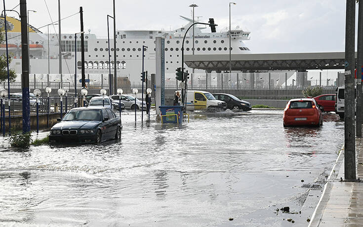 Καιρός: «Πολικός αεροχείμαρρος» φέρνει σφοδρές καταιγίδες, ακόμη και χιόνια