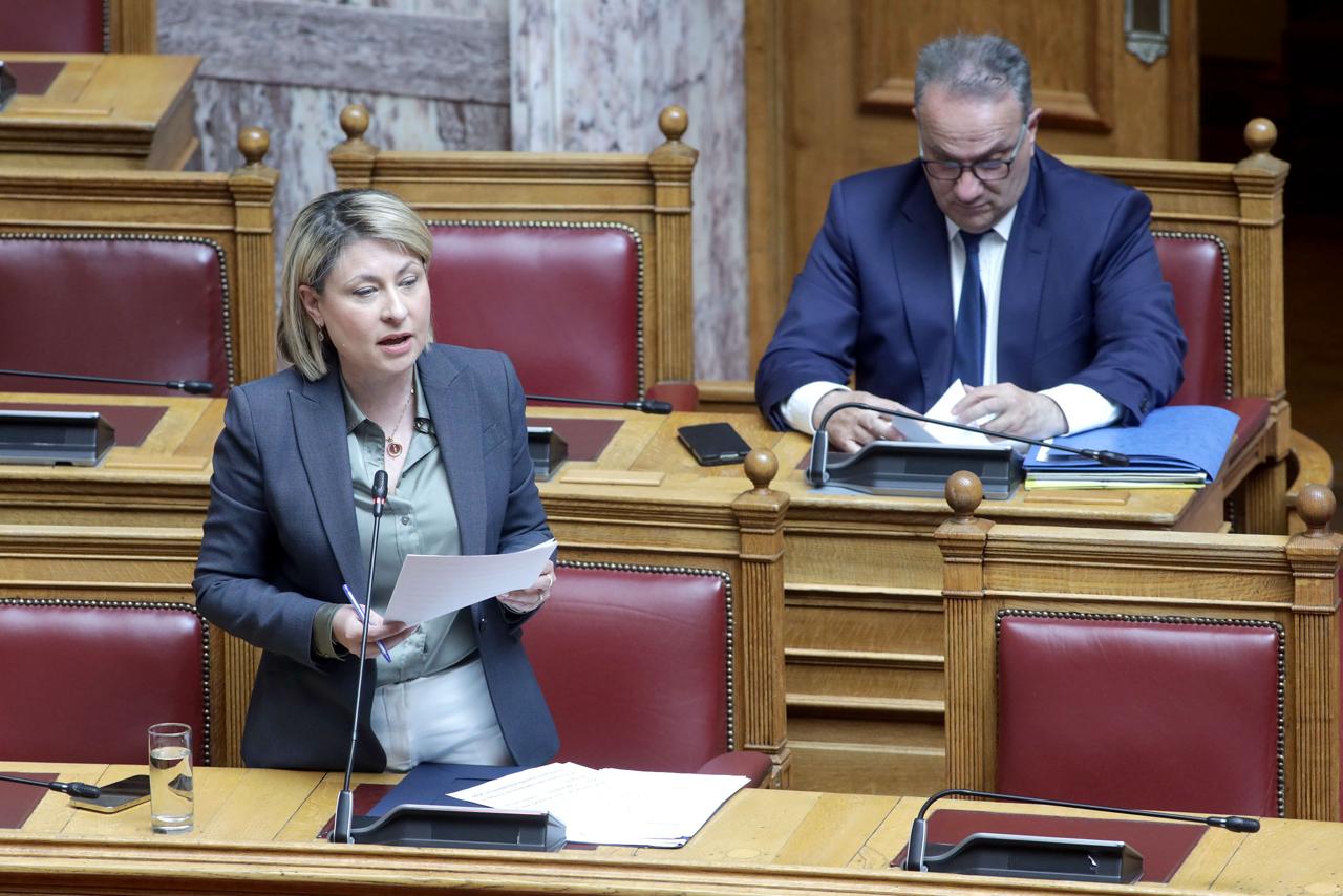 Χριστίνα Αλεξοπούλου: Απαντήσεις για τις συνθήκες ασφάλειας των αερομεταφορών και τις αφύλακτες διαβάσεις στο σιδηροδρομικό δίκτυο