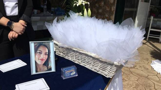 Σπαραγμός στην κηδεία της 28χρονης Κυριακής Γρίβα - Με λευκές μπομπονιέρες το τελευταίο αντίο (ΦΩΤΟ)