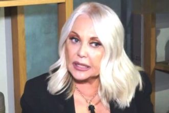 Ρούλα Κορομηλά για την πολυσυζητημένη συνέντευξη στη Νίκη Λυμπεράκη: Αυτός δεν είναι ο Νίκος Καρβέλας;