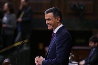 Ισπανία: Υποστηρικτές του Σάντσεθ διαδήλωσαν για να παραμείνει στην πρωθυπουργία