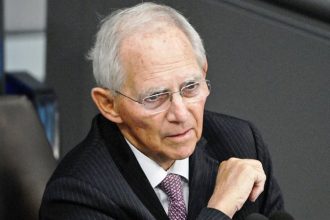 «Τη μέρα που η Ελλάδα πήρε τα 110 δισ. μεταφέρθηκα με ασθενοφόρο στα επείγοντα» γράφει ο Σόιμπλε στα απομνημονεύματά του!