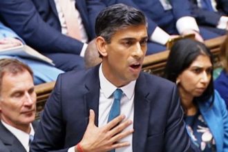 Δημοσκόπηση προβλέπει βαριά ήττα για τους Συντηρητικούς της Βρετανίας στις βουλευτικές εκλογές