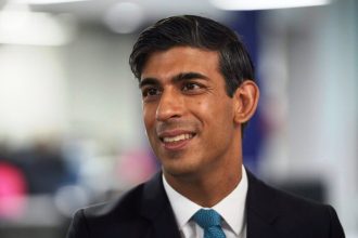 Σε μακρά προεκλογική περίοδο η Βρετανία αφού ο πρωθυπουργός δεν ανακοινώνει την ημερομηνία των ερχόμενων γενικών εκλογών