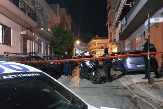 "Θρίλερ" στην Ηλιούπολη: Μάνα και γιος βρέθηκαν νεκροί από πυροβολισμούς σε διαμέρισμα - Τα σενάρια που εξετάζει η ΕΛ.ΑΣ