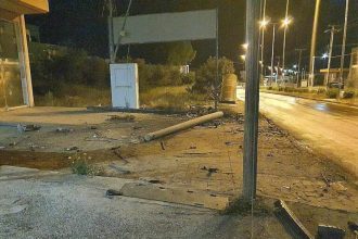 Νεκρός 27χρονος και σοβαρά 22χρονη σε τροχαίο – Αυτοκίνητο καρφώθηκε σε κολώνα