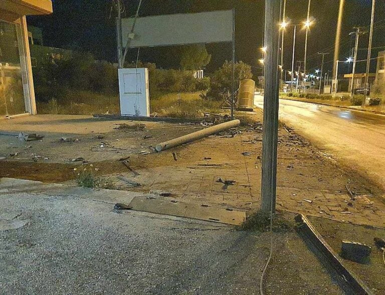 Νεκρός 27χρονος και σοβαρά 22χρονη σε τροχαίο – Αυτοκίνητο καρφώθηκε σε κολώνα