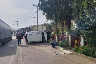 Τραγωδία: Αυτοκίνητο έπεσε πάνω σε στάση λεωφορείου – Νεκρές μια 60χρονη και μια 21χρονη (ΦΩΤΟ & ΒΙΝΤΕΟ)