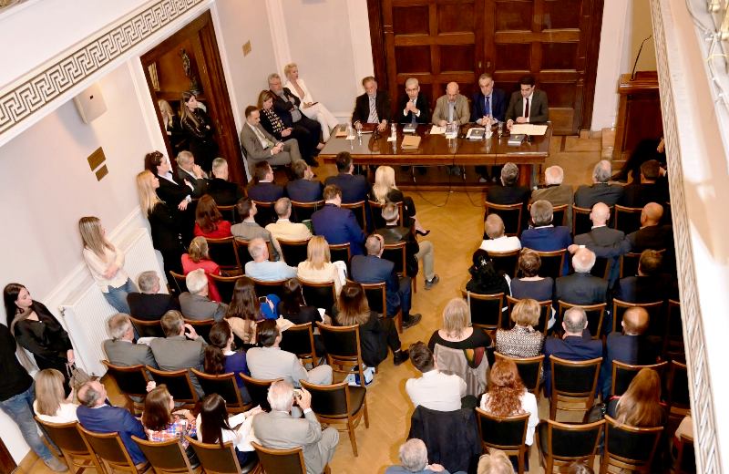 Πλήθος κόσμου και πολλές προσωπικότητες στην παρουσίαση του νέου βιβλίου του Άγγελου Τσιγκρή στην Αθήνα (ΦΩΤΟ)