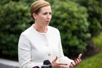 Δανία: Η πρωθυπουργός Φρεντέρικσεν έδωσε στη δημοσιότητα προσβολές και απειλές που δέχεται σε social media