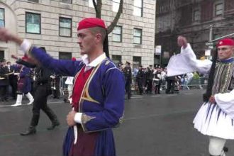 Νέα Υόρκη: H καρδιά του ελληνισμού χτύπησε στο Μανχάταν – To σύνθημα που κυριάρχησε στην Εθνική Παρέλαση ΒΙΝΤΕΟ