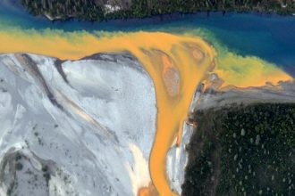 Αλάσκα: Ένα σπάνιο φαινόμενο «έβαψε» τα ποτάμια πορτοκαλί