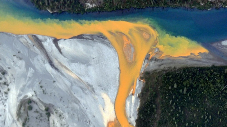 Αλάσκα: Ένα σπάνιο φαινόμενο «έβαψε» τα ποτάμια πορτοκαλί