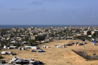 Μεταφορά ανθρωπιστικής βοήθειας στη Γάζα με φορτηγά από την Αίγυπτο