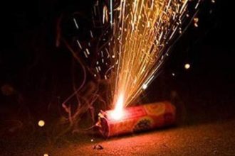 Ανάσταση: Πέντε τραυματίες από βεγγαλικά στην Αττική – Ακρωτηριάστηκαν δύο άτομα σε Καλύβια και Χανιά