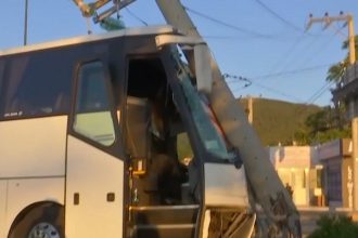 Πούλμαν έπεσε σε κολώνα