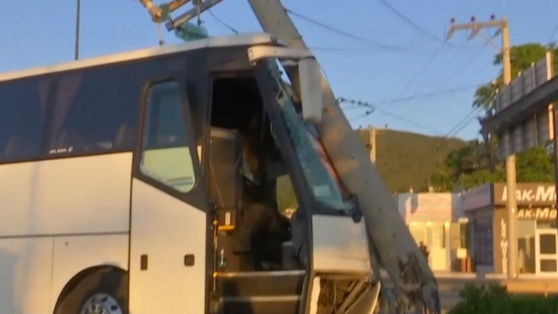 Πούλμαν έπεσε σε κολώνα