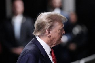 Δίκη Τραμπ: Η πρώην εκπρόσωπος Τύπου έκλαψε, αλλά τον «κάρφωσε» για το σκάνδαλο με την πορνοστάρ Στόρμι Ντάνιελς