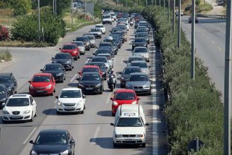 Με αεροπλάνα και βαπόρια αναχωρούν οι εκδρομείς - Αυξημένη κίνηση στην Αθηνών-Πατρών
