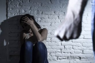 Αυξάνονται σε 63 τα γραφεία ενδοοικογενειακής βίας - Κάθε βράδυ συλλαμβάνονται 50 βίαιοι άνδρες