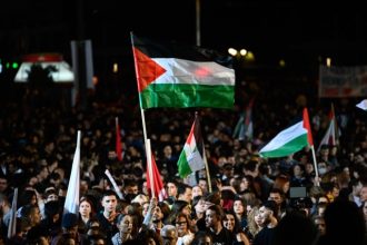 “Λευτεριά στην Παλαιστίνη” – Ολονύχτια διαμαρτυρία στα Προπύλαια ΦΩΤΟ