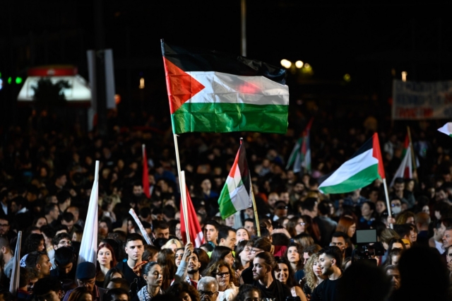 “Λευτεριά στην Παλαιστίνη” – Ολονύχτια διαμαρτυρία στα Προπύλαια ΦΩΤΟ