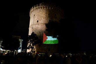 Με τη σημαία της Παλαιστίνης φωτίστηκε ο Λευκός Πύργος – Ολονύχτια δράση αλληλεγγύης ΦΩΤΟ