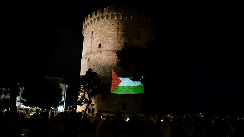 Με τη σημαία της Παλαιστίνης φωτίστηκε ο Λευκός Πύργος – Ολονύχτια δράση αλληλεγγύης ΦΩΤΟ